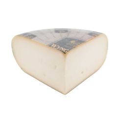 Wijngaard Kaas Chevre Gris Goat Gouda Quarters